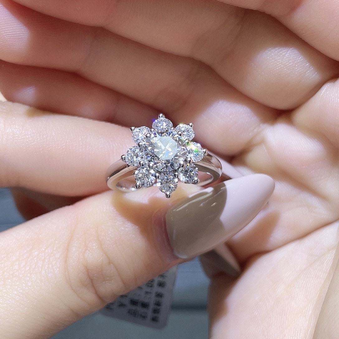 好***在铂Pt950镶嵌实验室培育钻石1ct 太阳花戒指 