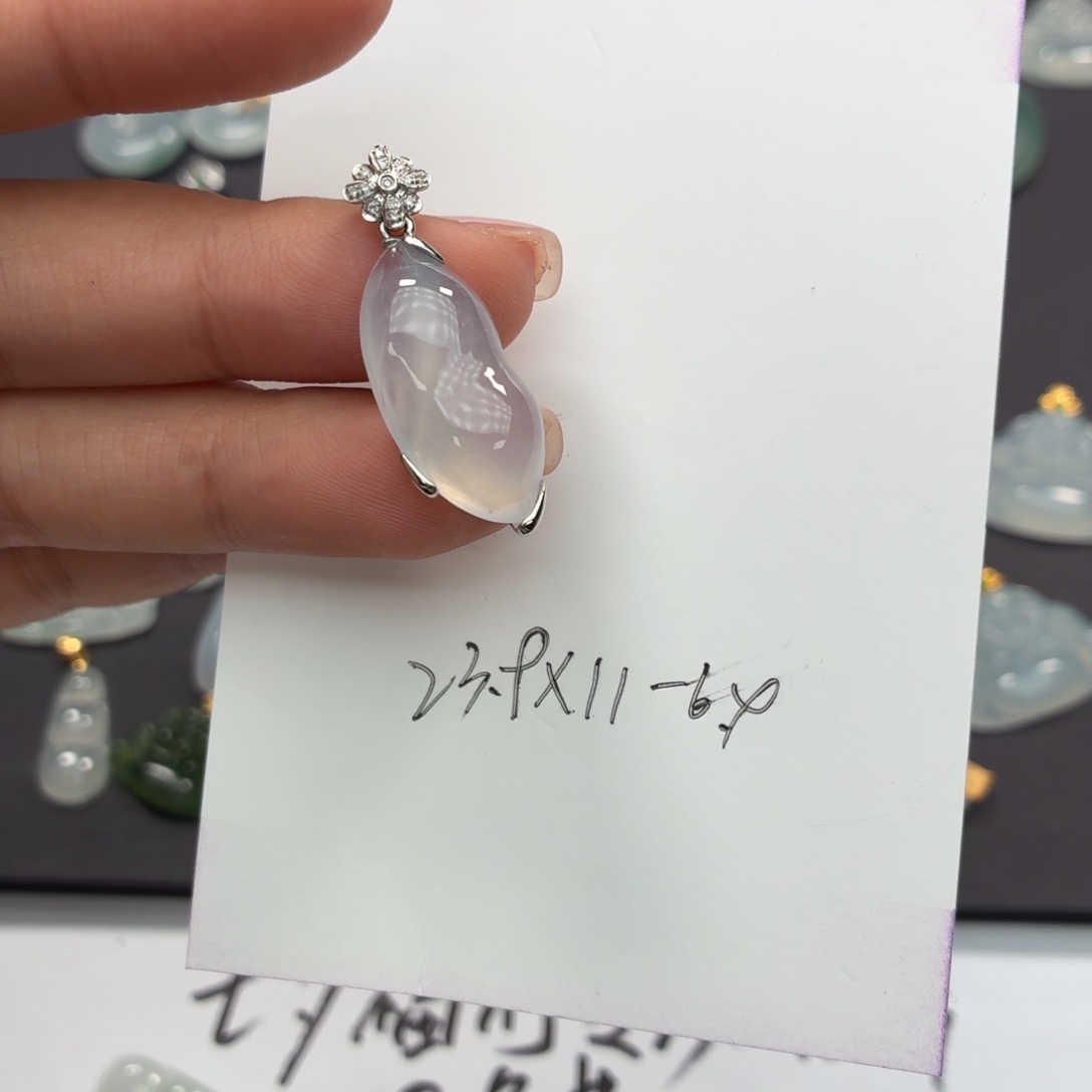 念****颈饰18K金镶嵌翡翠随行