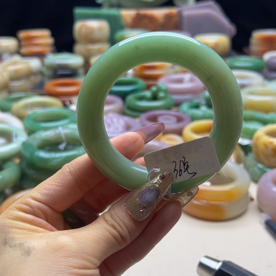 石英质玉手镯未镶嵌