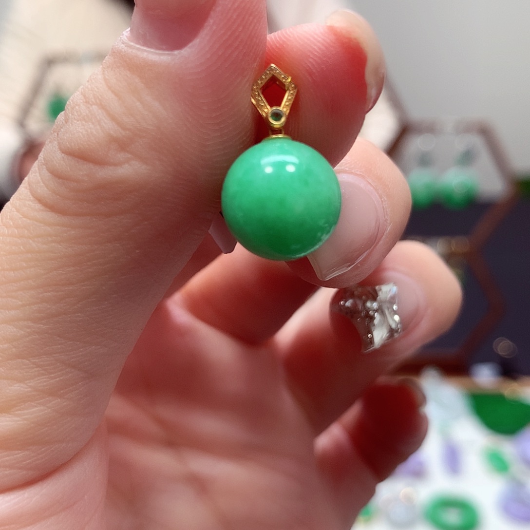 翡翠项链18K金镶嵌天然翡翠