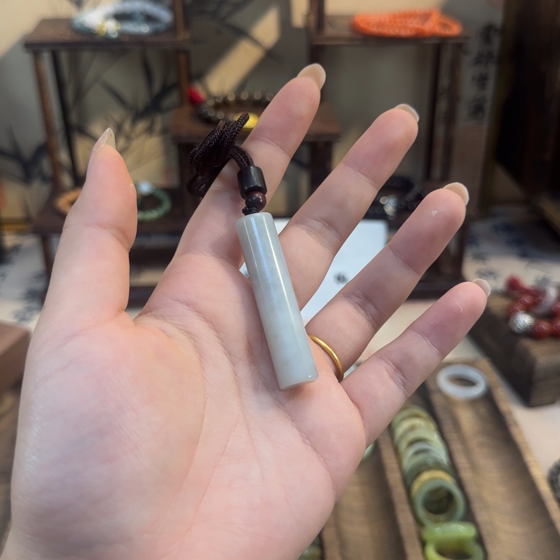 蛇纹石玉颈饰合金