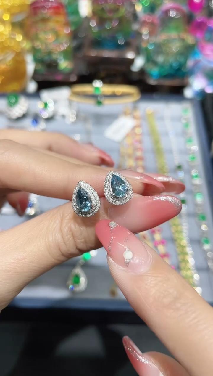 18K金镶嵌海蓝宝石耳饰耳钉