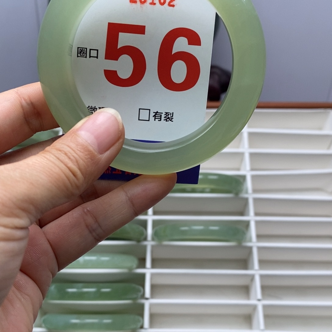 未镶嵌蛇纹石玉手镯Y****o