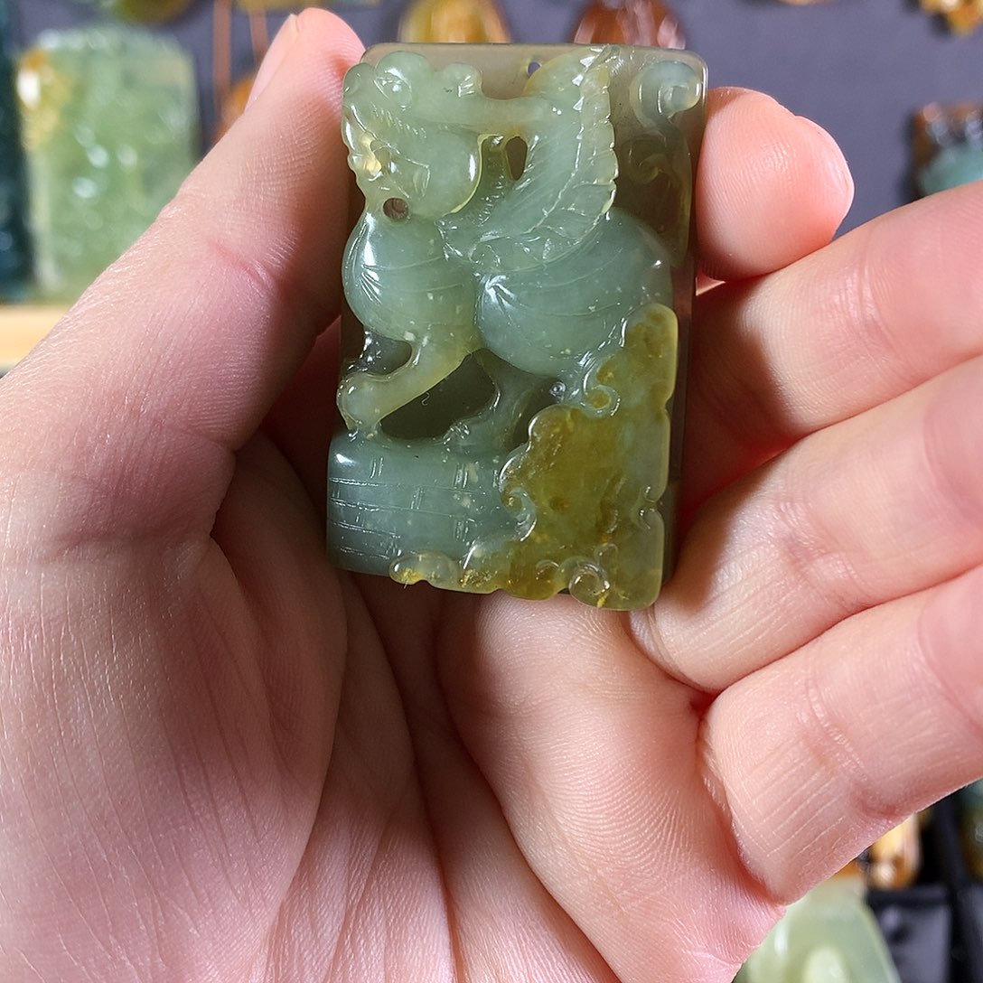 岫玉未镶嵌吊坠(赠链)