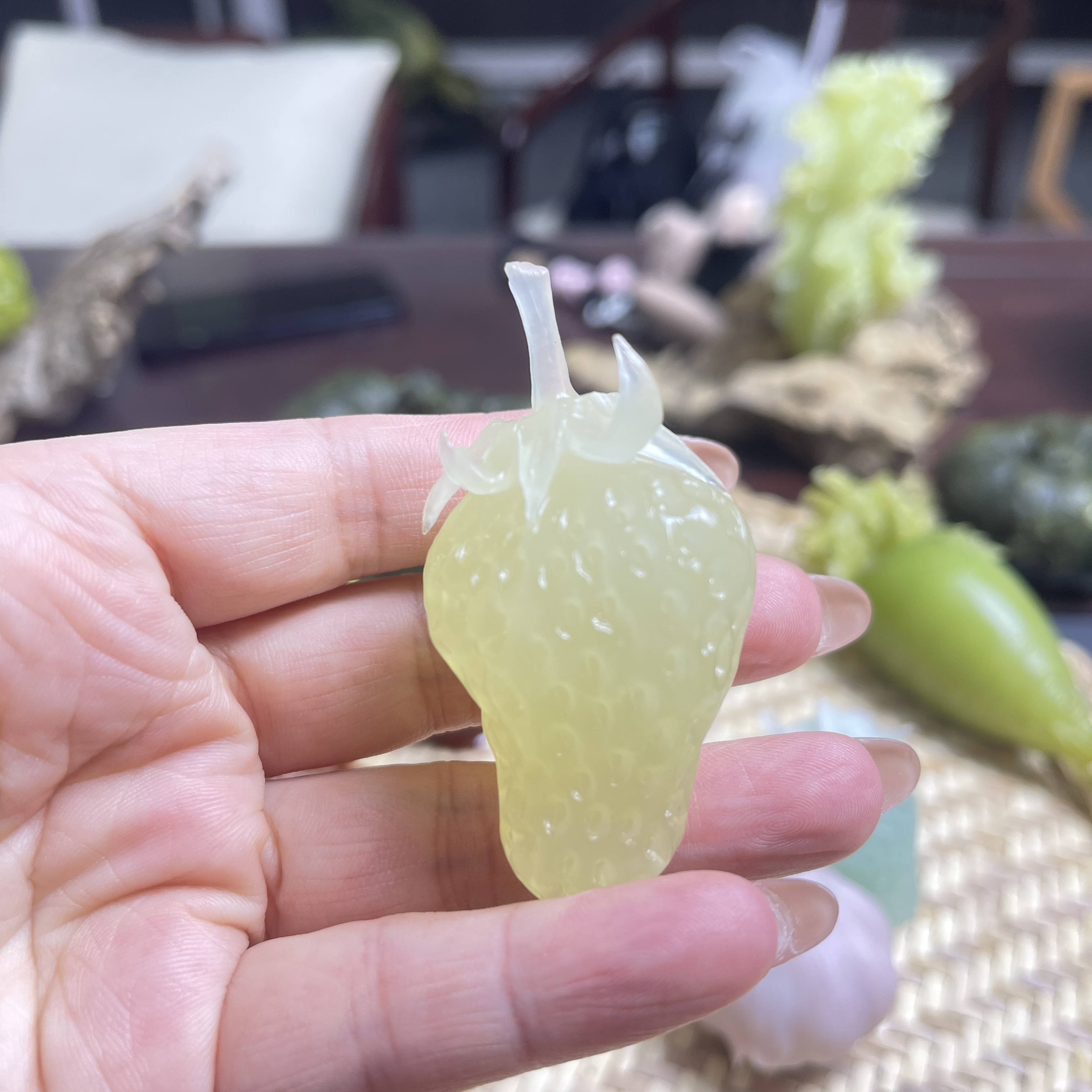 岫玉冰透草莓 高冰高透手把件 小摆件