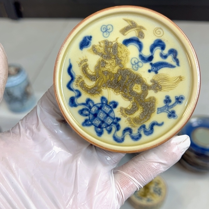 瓷片釉里金狮子实心盖置全品