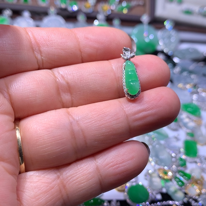 翡翠18K金镶嵌颈饰