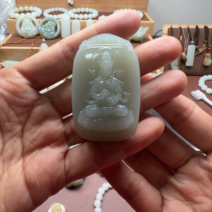 和田玉未镶嵌颈饰且末观音