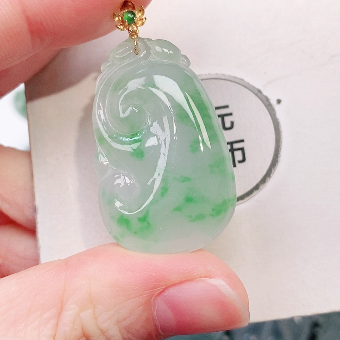 翡翠18K金镶嵌颈饰