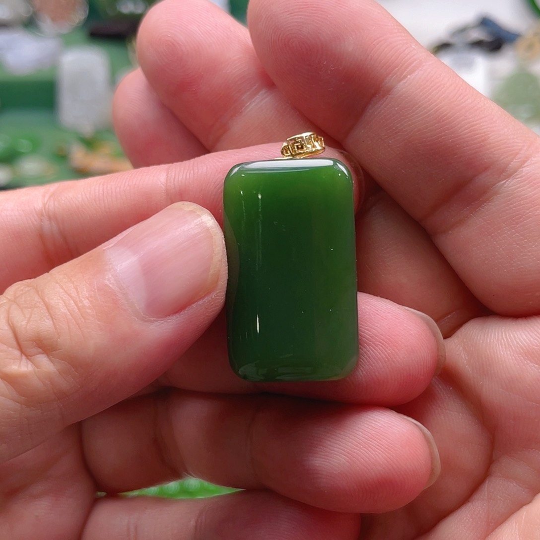 颈饰18K金镶嵌和田玉（碧玉）