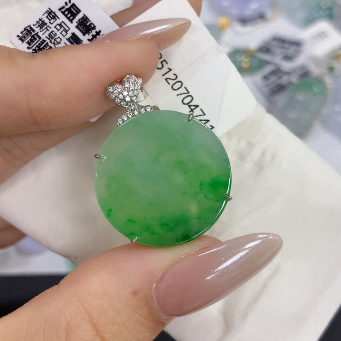 颈饰18K金镶嵌翡翠