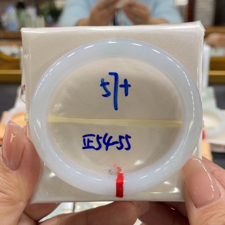 翡翠手镯未镶嵌翡翠