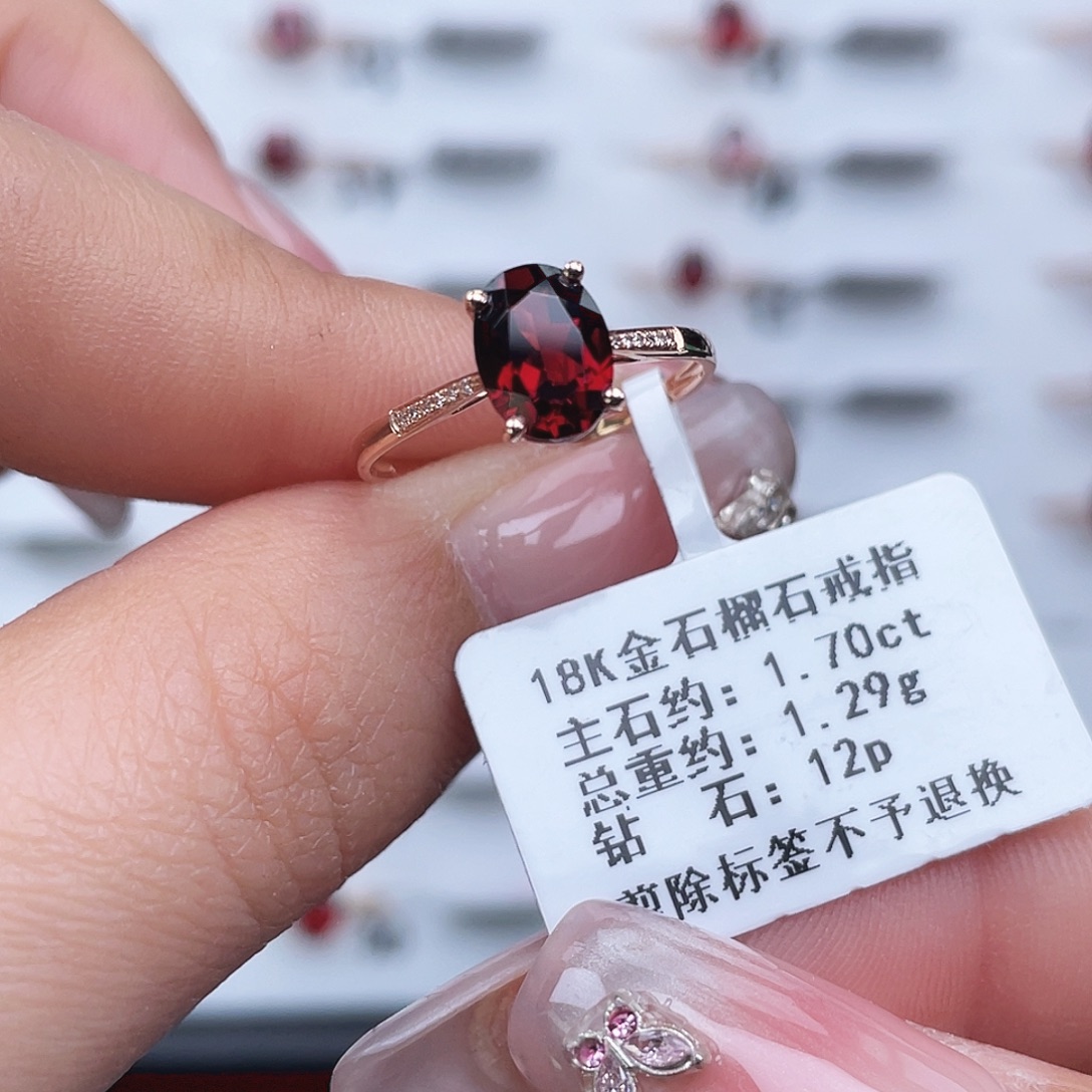 18K金镶嵌石榴石戒指