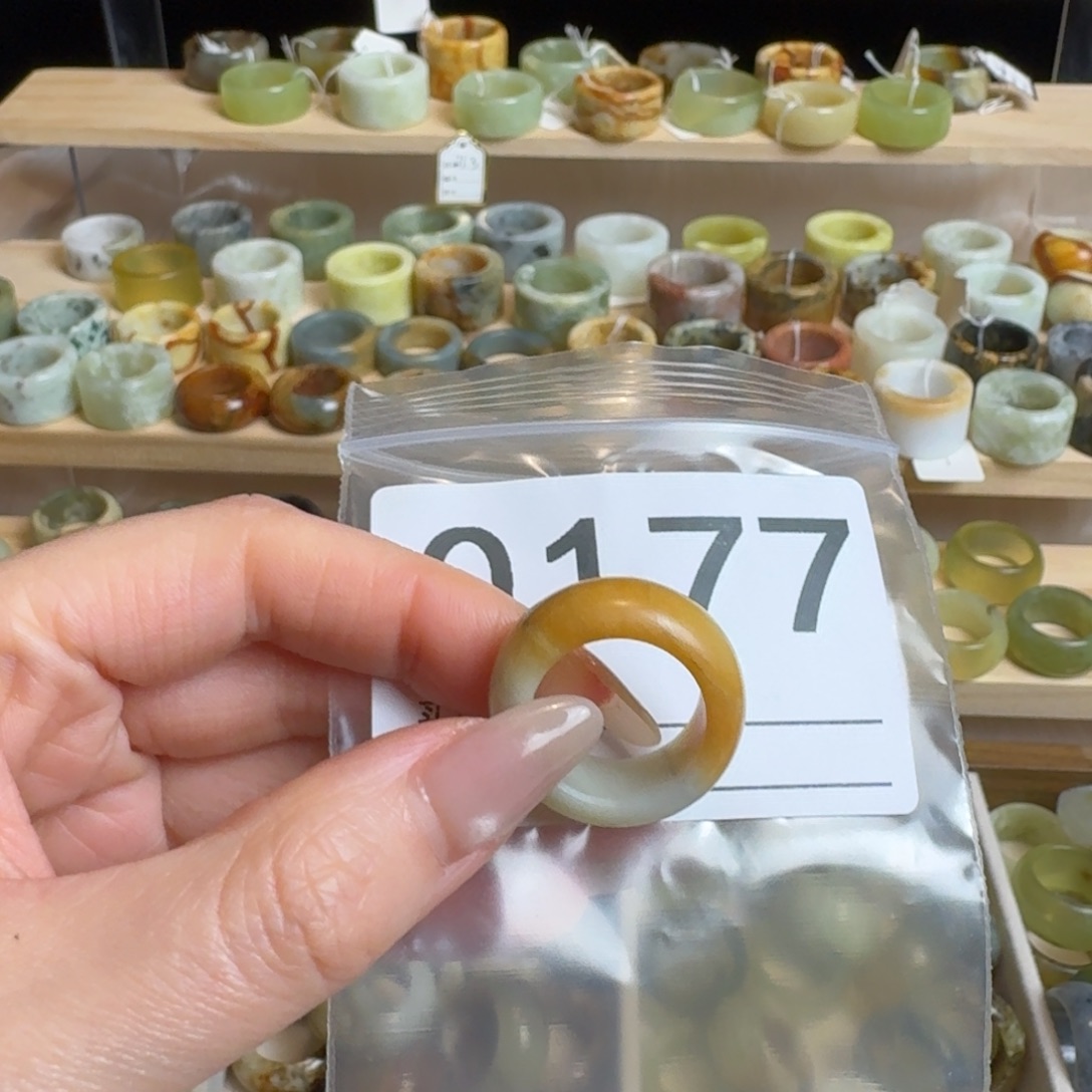 邵***妃蛇纹石玉未镶嵌戒指