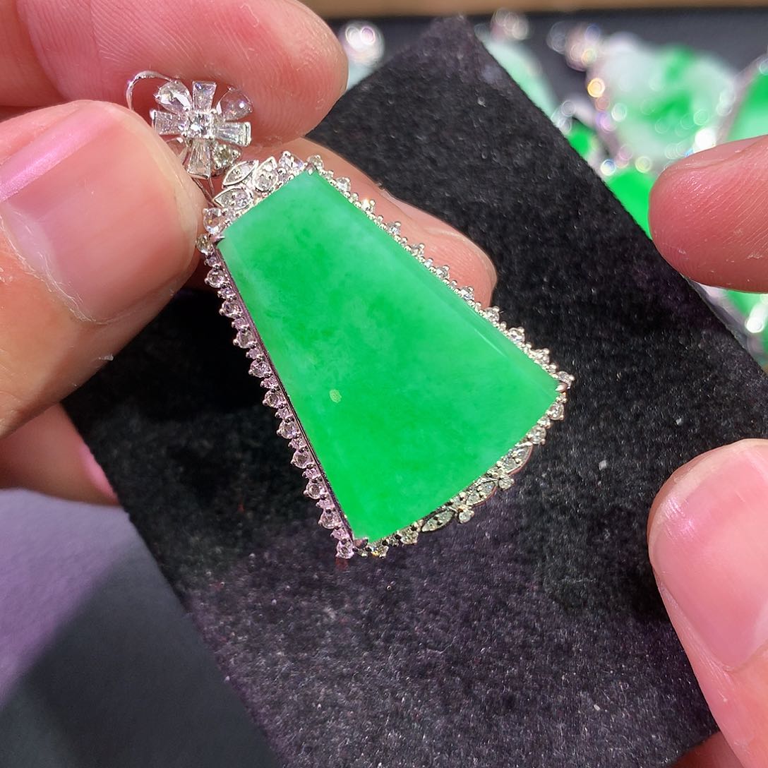 翡翠吊坠(赠链)18K金镶嵌