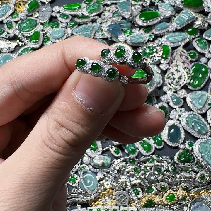 翡翠颈饰未镶嵌天然A货翡翠放漏