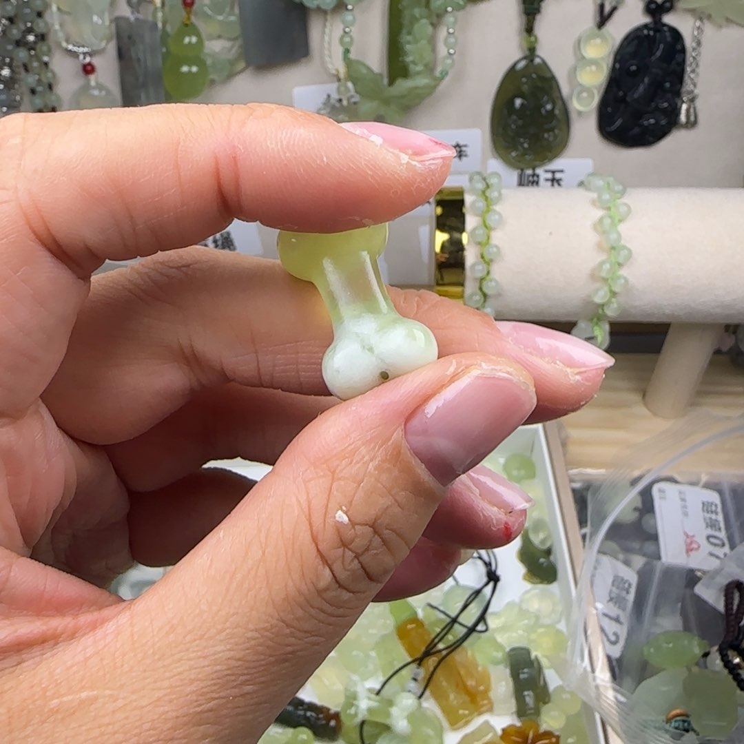 蛇纹石玉饰品未镶嵌