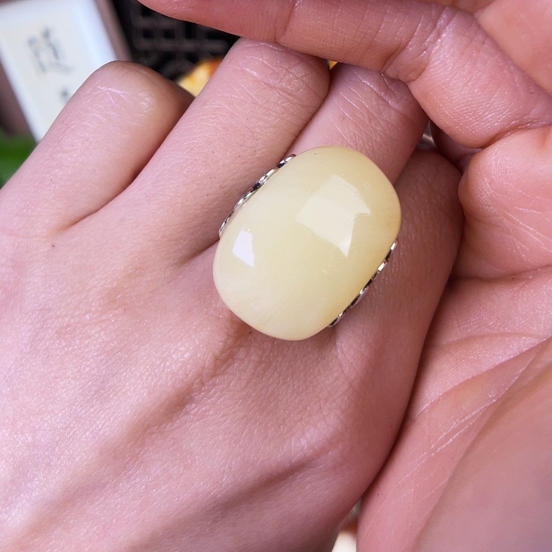 琥珀珠宝奇石未镶嵌。