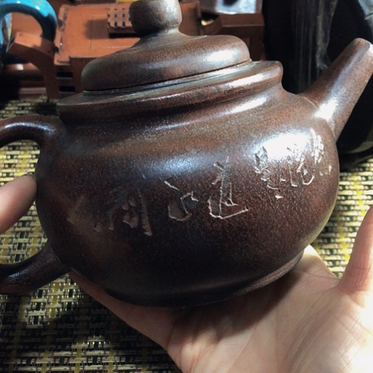 紫砂茶壶原矿泥料手工制作的紫砂壶。