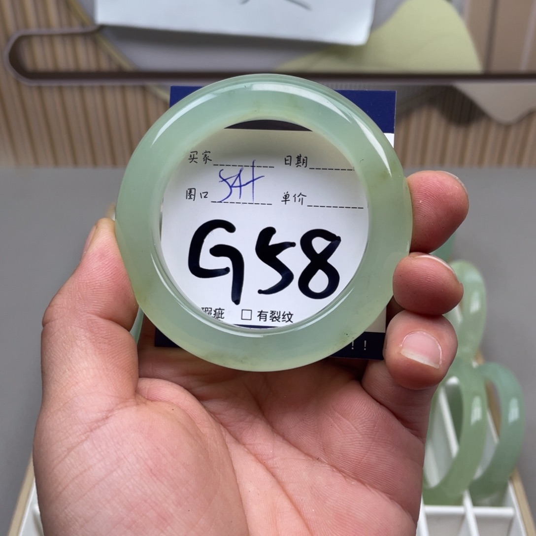 岫玉手镯手镯未镶嵌