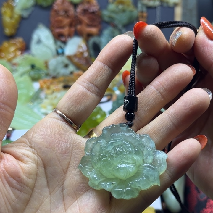 蛇纹石玉未镶嵌颈饰