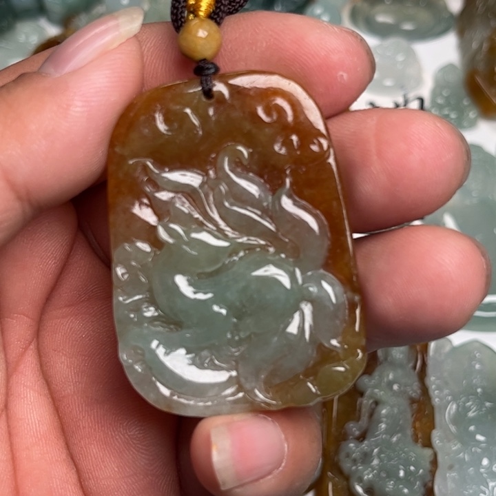 翡翠未镶嵌颈饰九尾狐