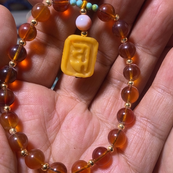 琥珀裸石未镶嵌配饰