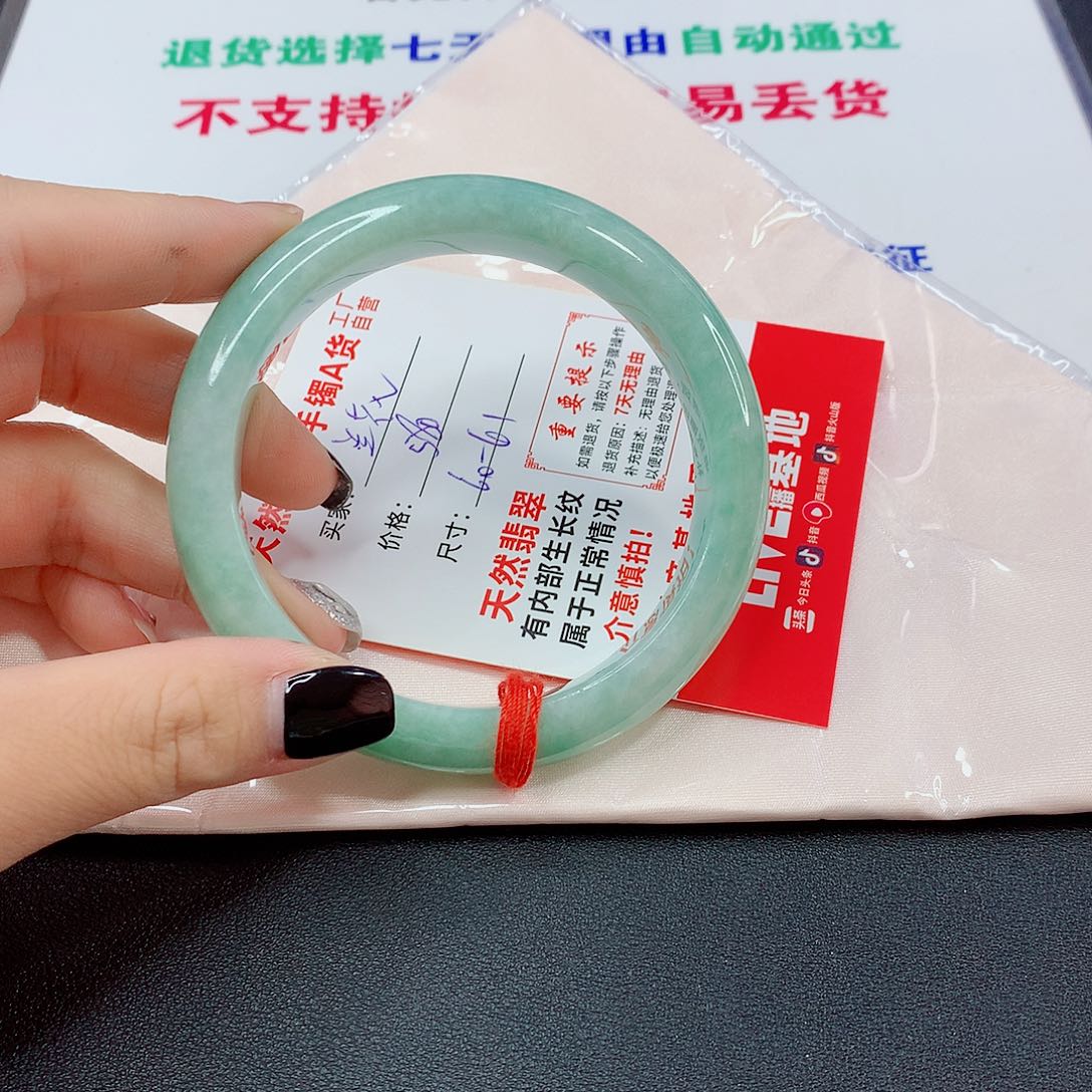 翡翠手镯未镶嵌翡翠