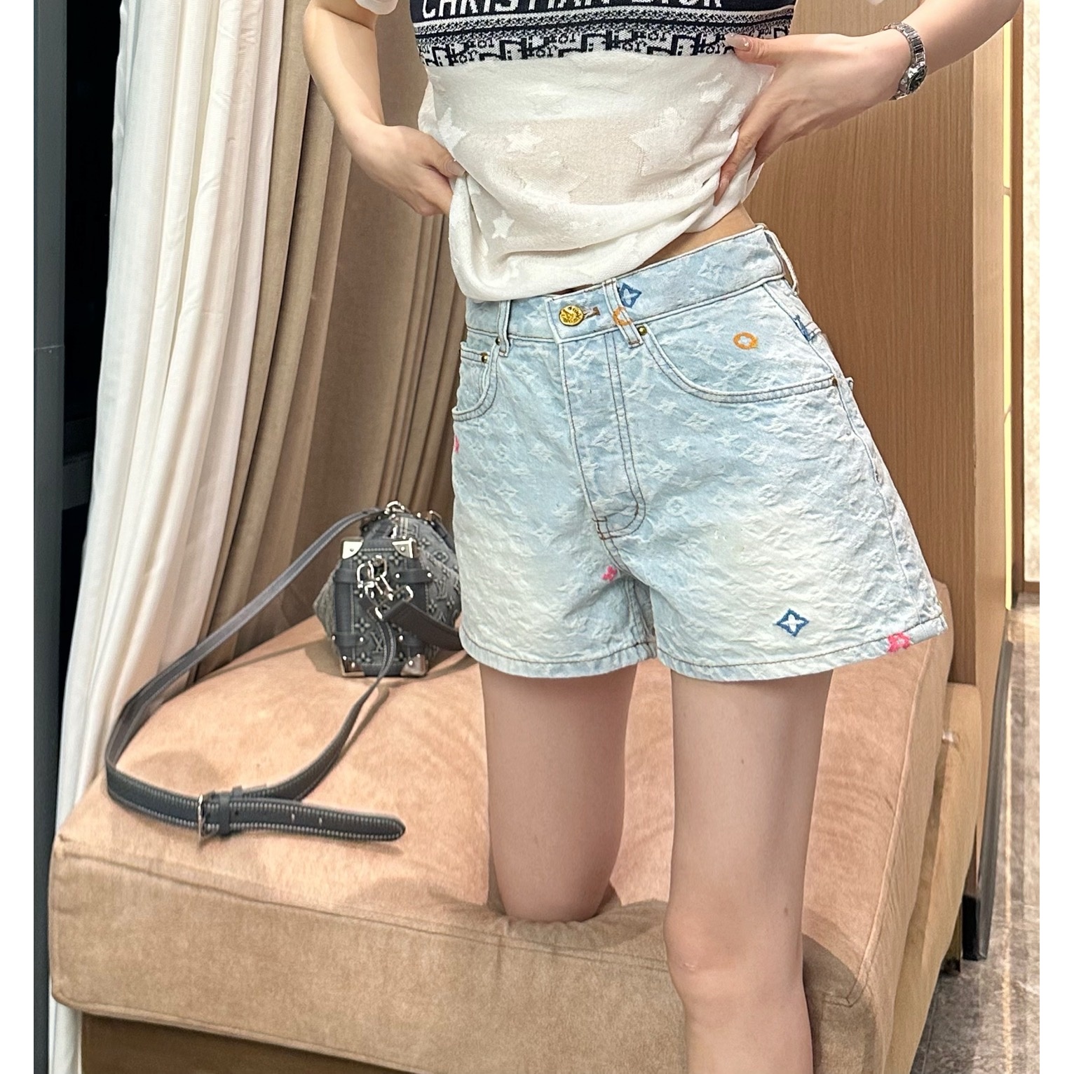 2025春夏新款 女士灯灯牛仔短裤（D12VL55DK02）