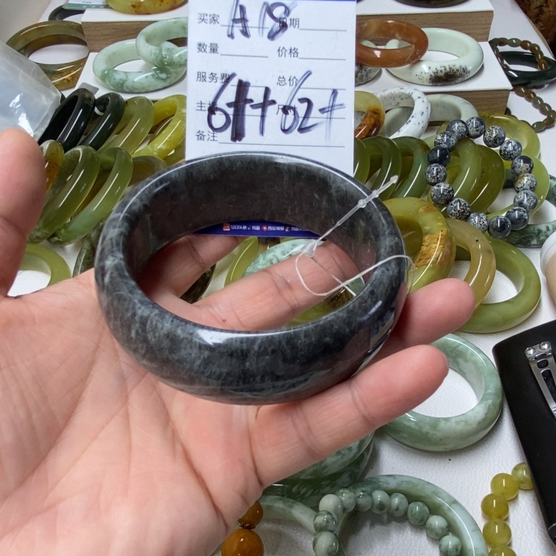 蛇纹石玉未镶嵌手镯