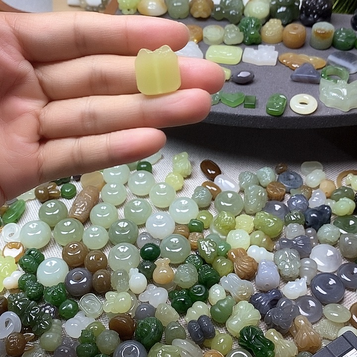 未镶嵌和田玉挂件猫牌