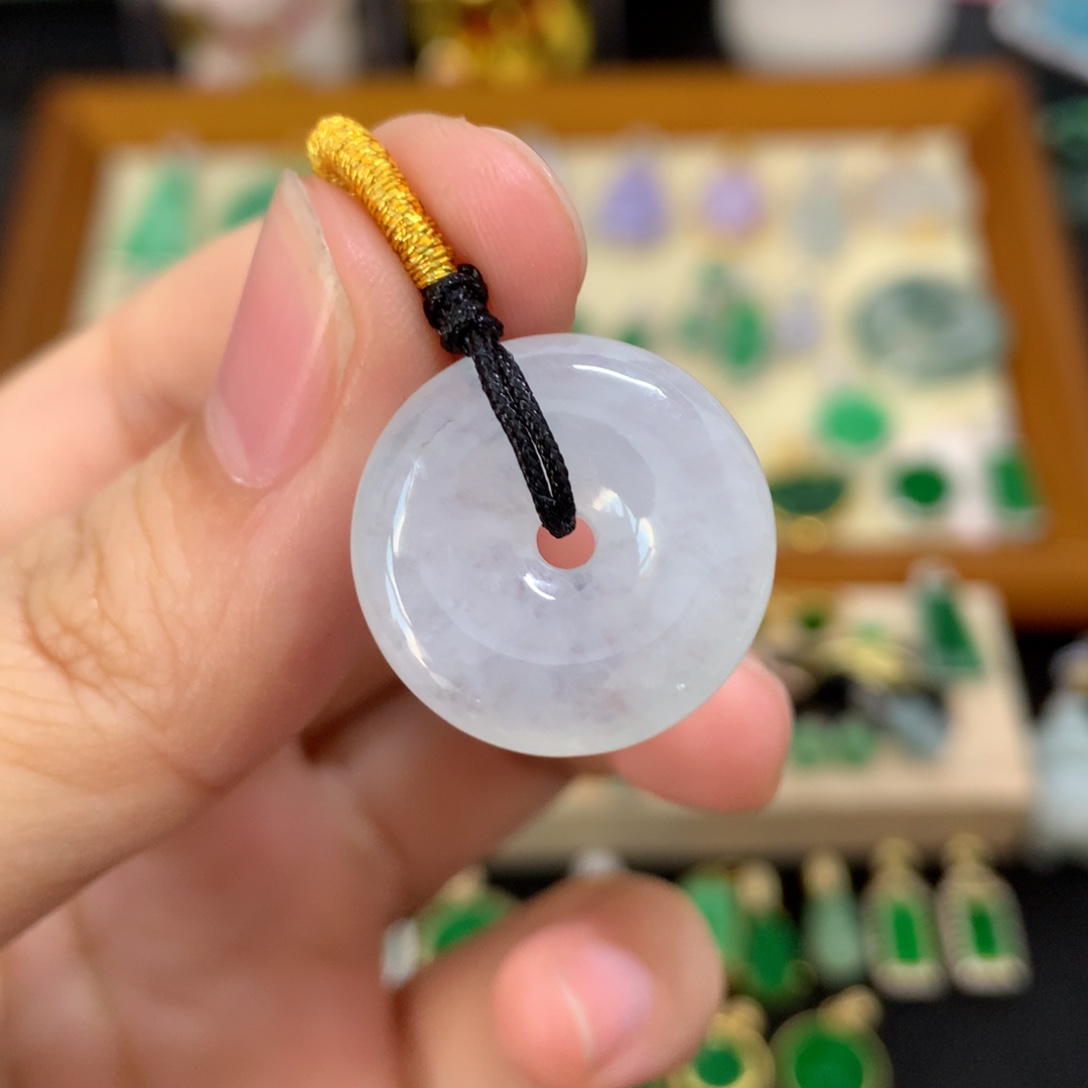 翡翠未镶嵌颈饰平安扣