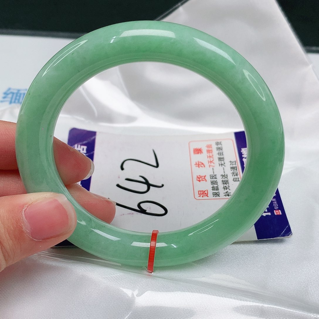 翡翠手镯未镶嵌翡翠