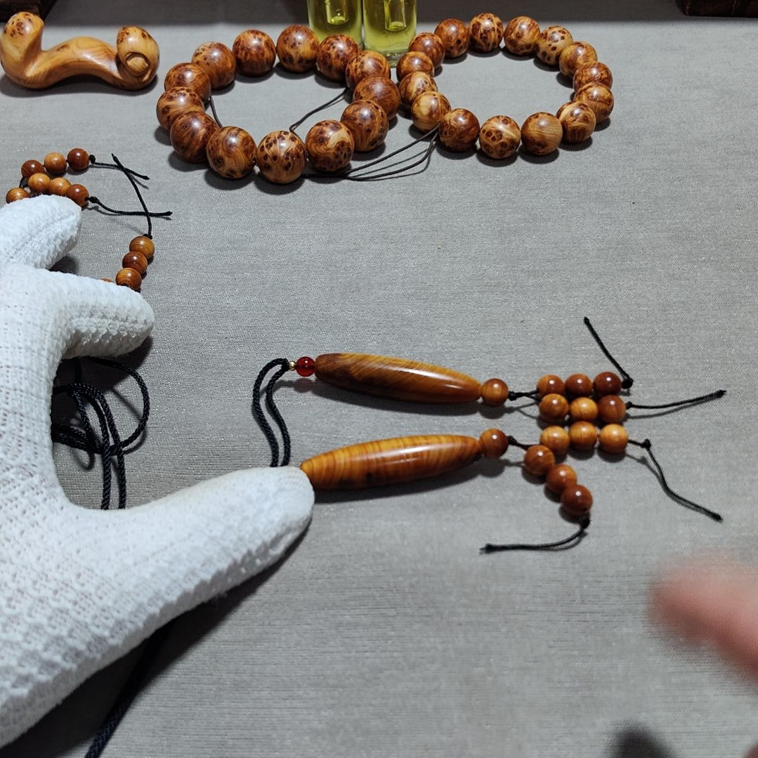 天珠一个，太行崖柏。