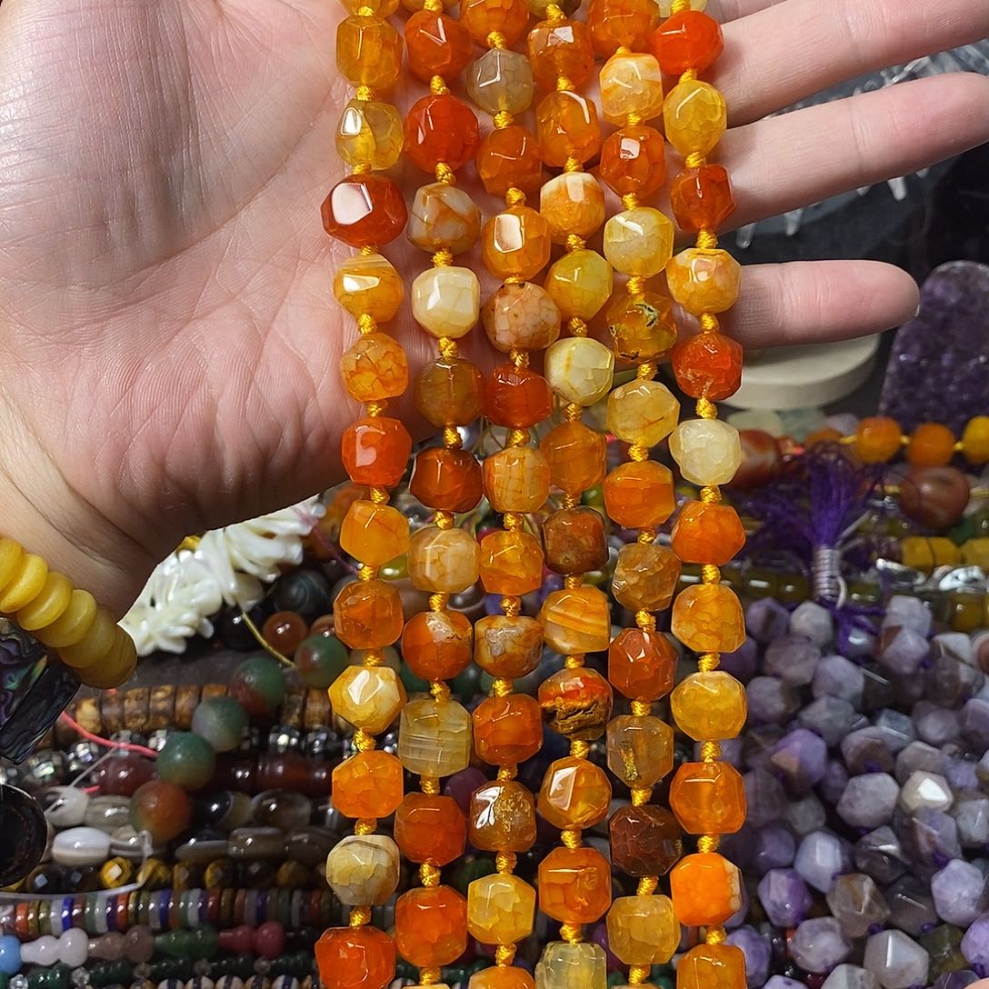 石英质玉未镶嵌，橘色龙鳞玛瑙随行切12mm，