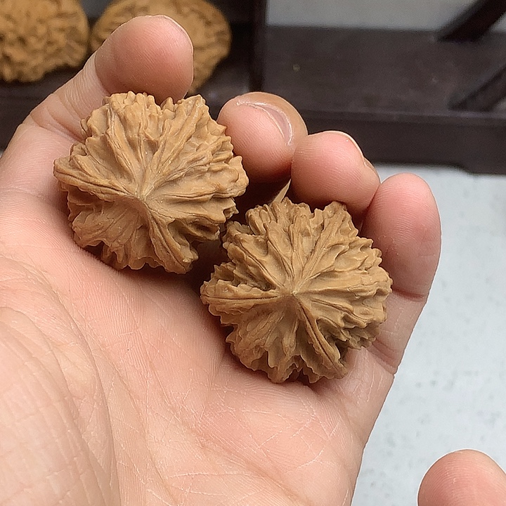 栗***子文玩核桃吊坠34 岐山