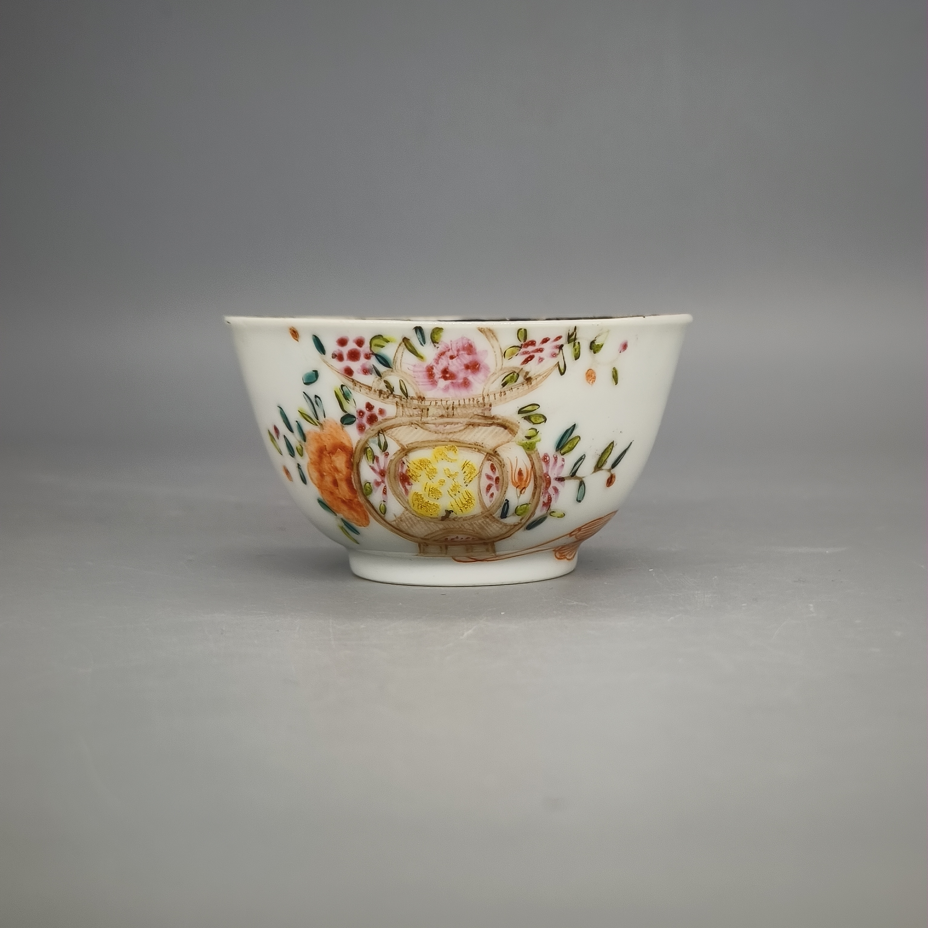 62501008*清乾隆广彩花卉纹杯/瓷器六/江苏省文物总店