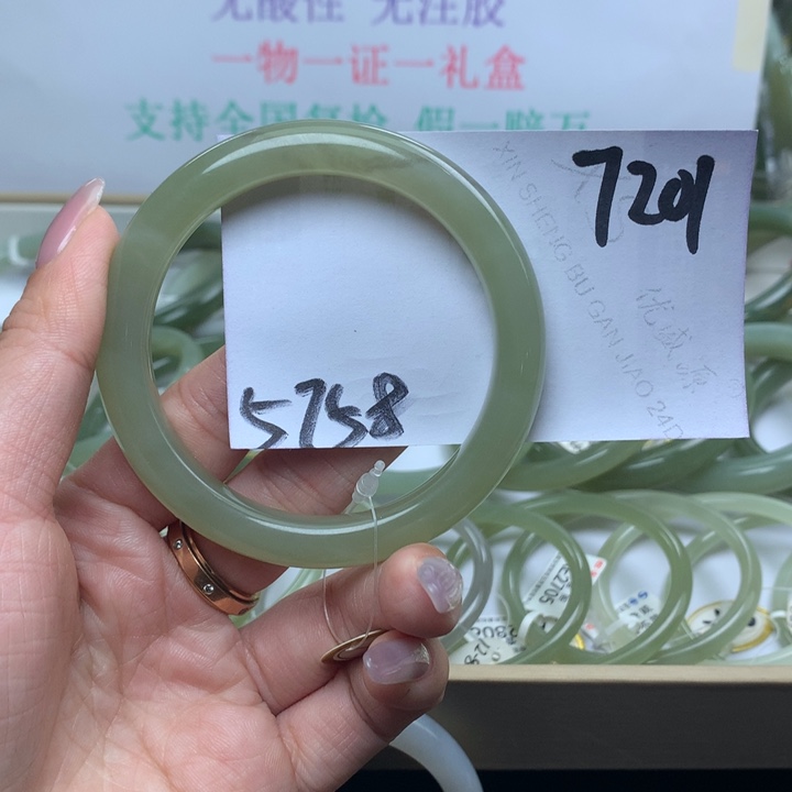 和田玉手镯未镶嵌