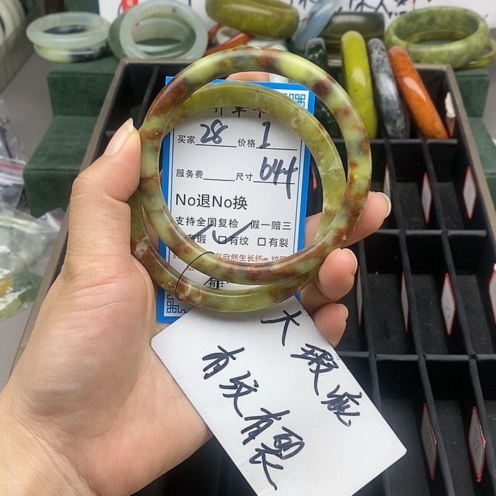 蛇纹石玉未镶嵌手镯