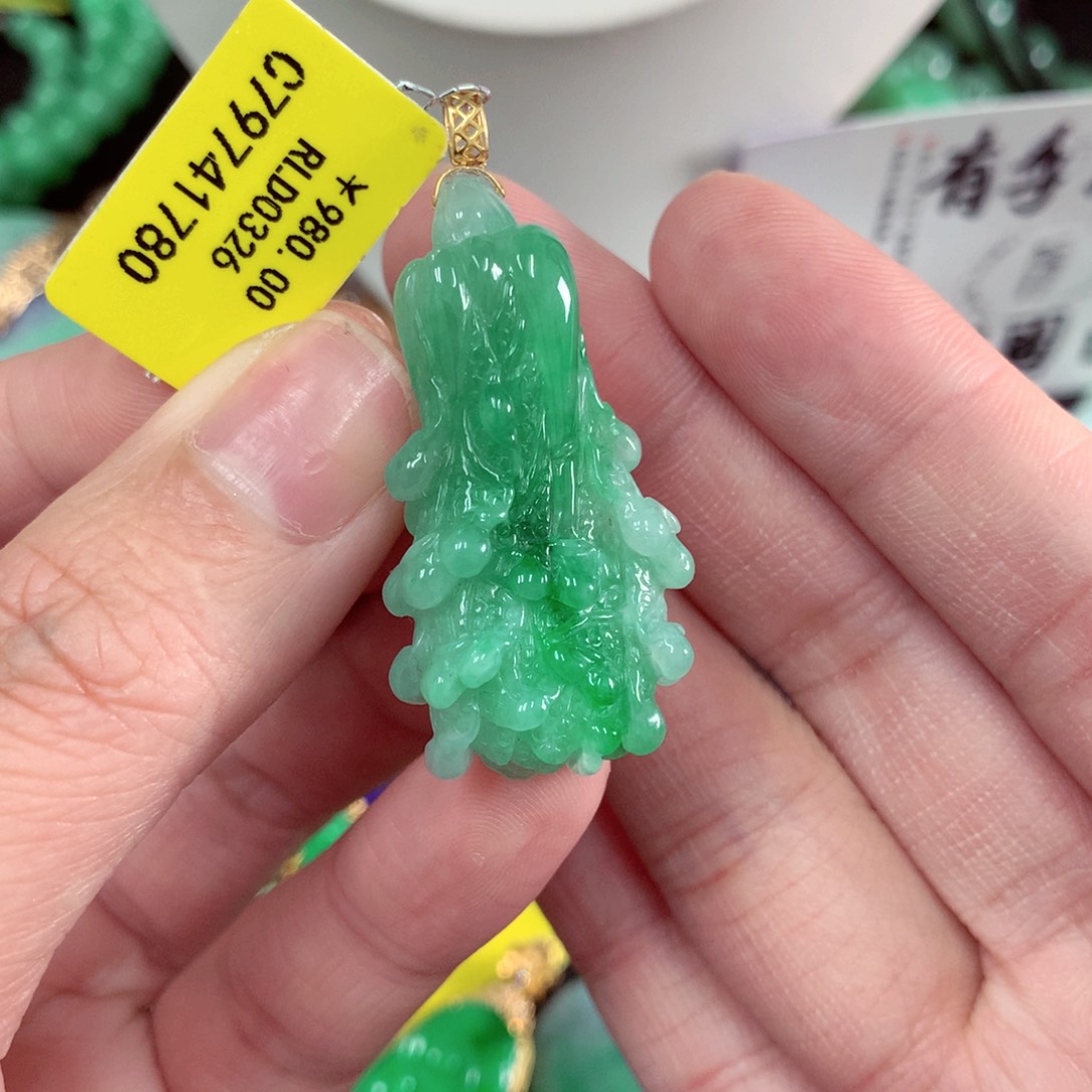 颈饰18K金镶嵌翡翠