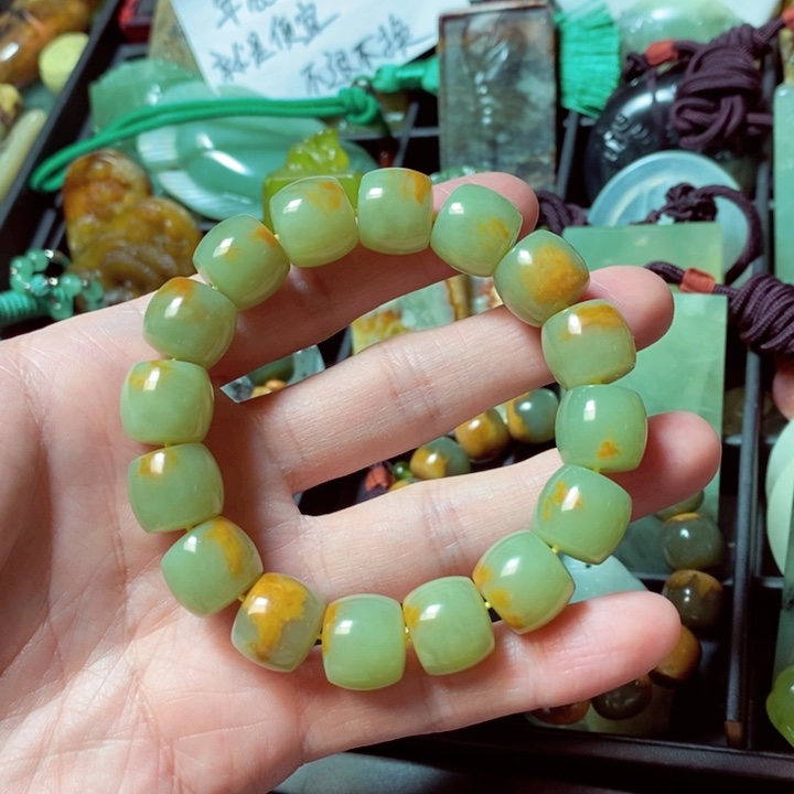 透闪石质玉颈饰未镶嵌