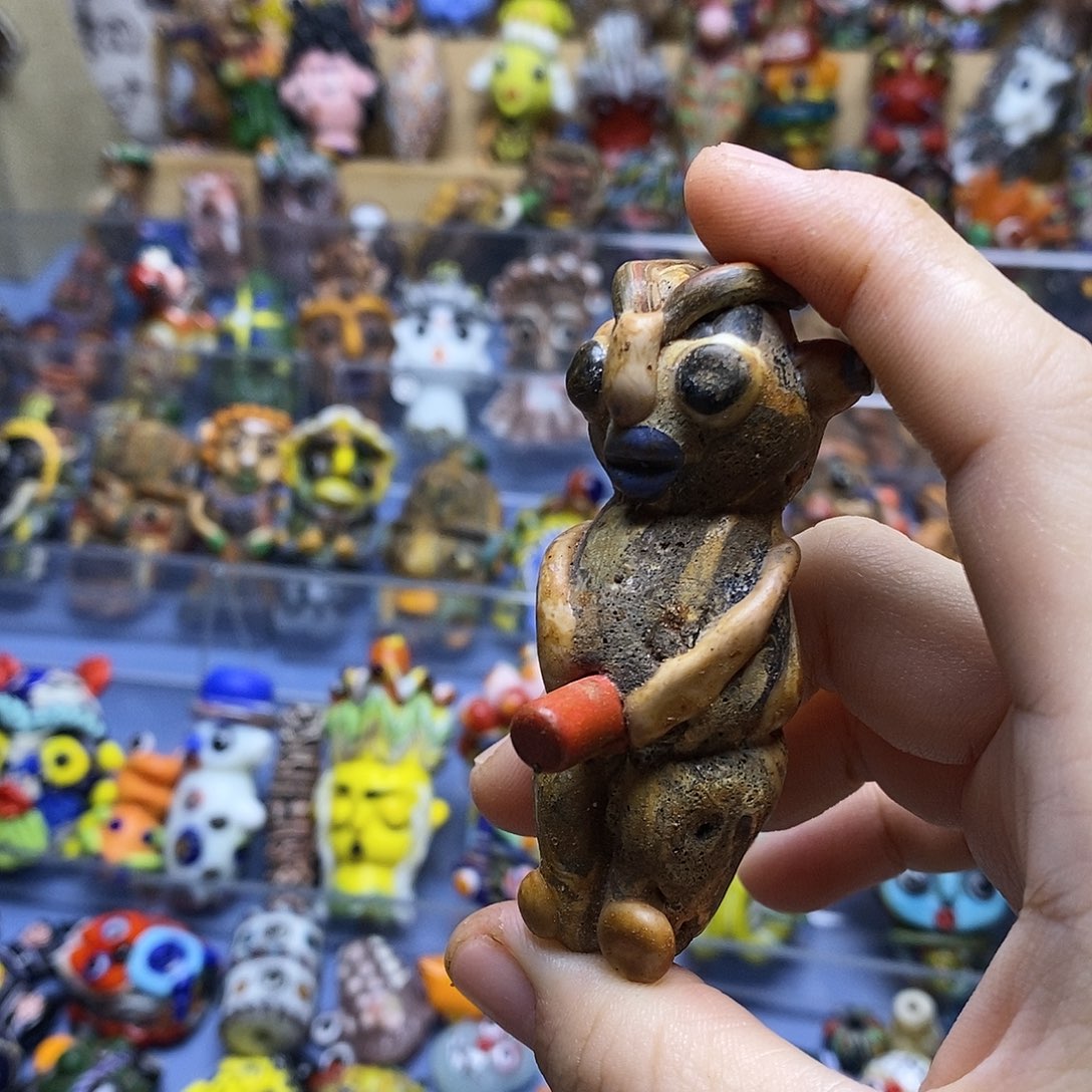 颈饰琉璃撒尿男孩04