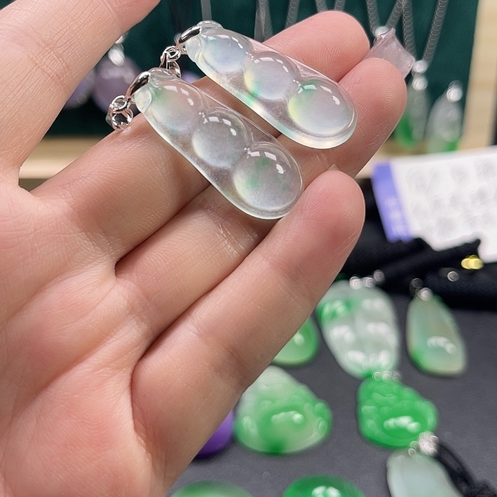 翡翠未镶嵌颈饰福豆