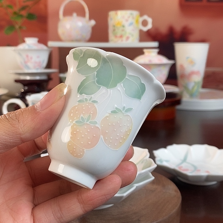 草莓釉下手绘品茗杯