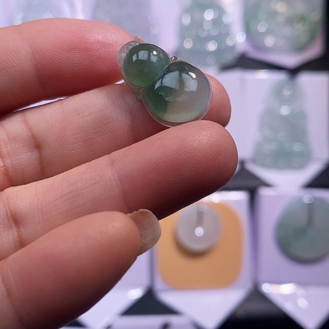 翡翠未镶嵌颈饰胡芦