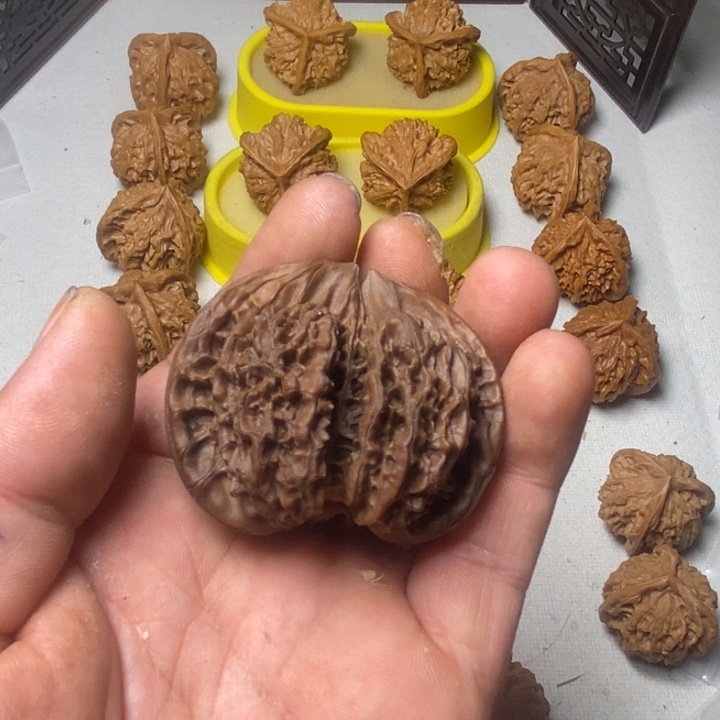 文玩核桃把件麒麟纹官帽桥连