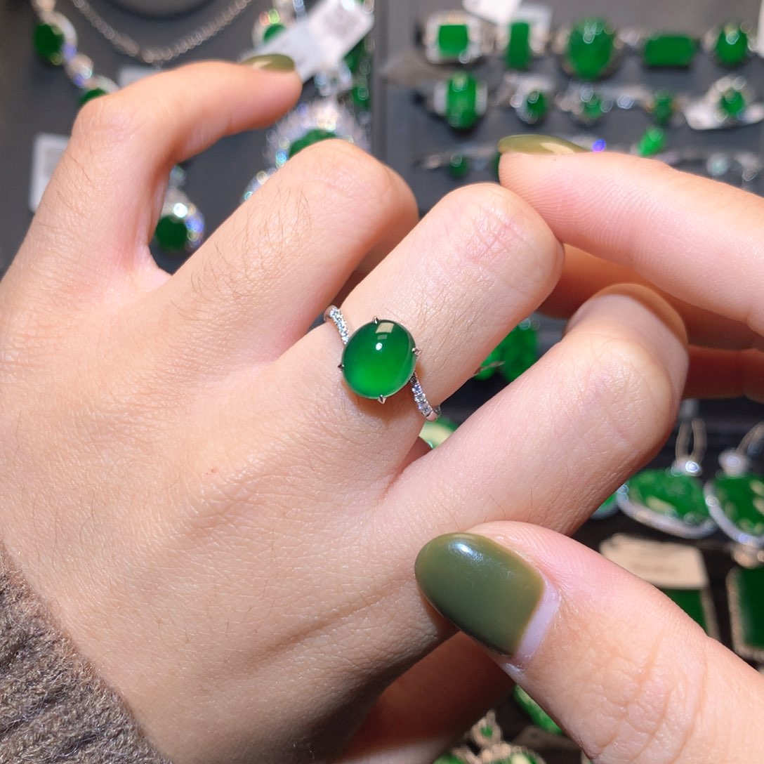 翡翠戒指18K金镶嵌蛋面