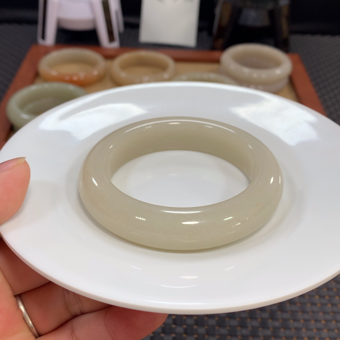 石英质玉（佘太翠）未镶嵌手镯漏57.9豆青4号