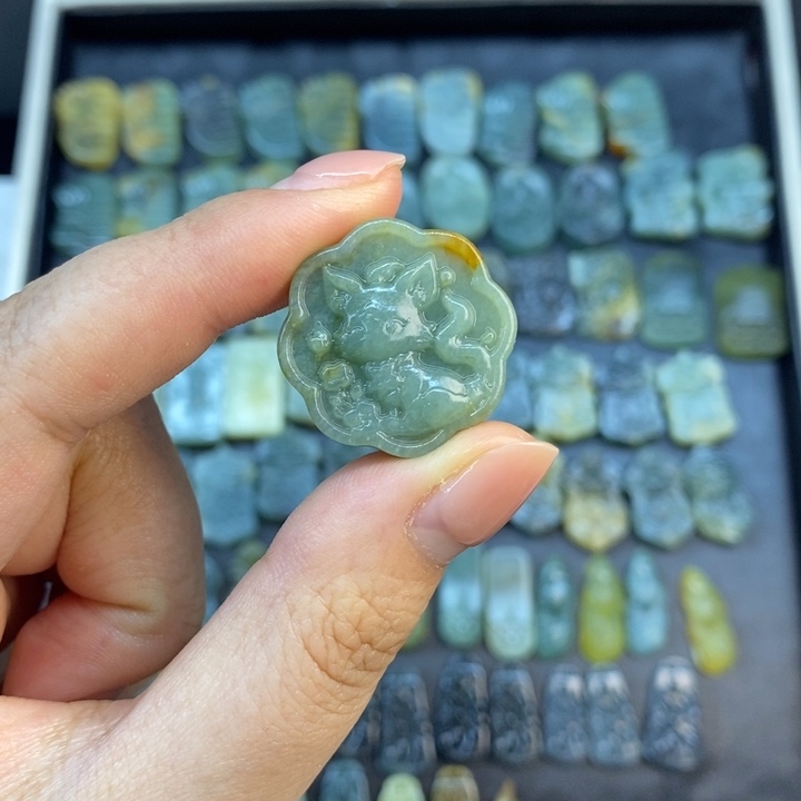 岫玉未镶嵌颈饰月饼狐狸