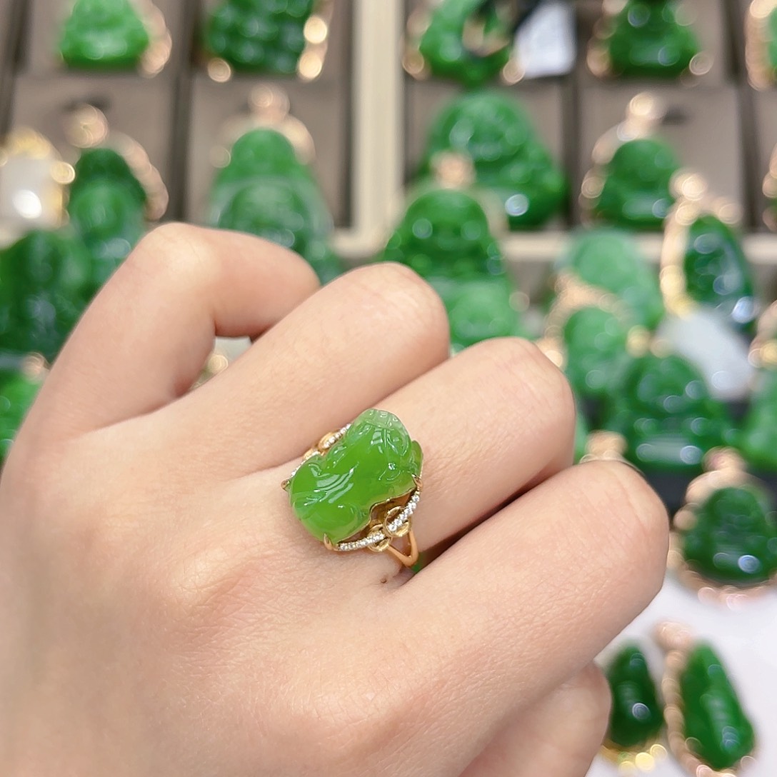 和田玉（碧玉）戒指18K金镶嵌苹果绿貔貅戒指